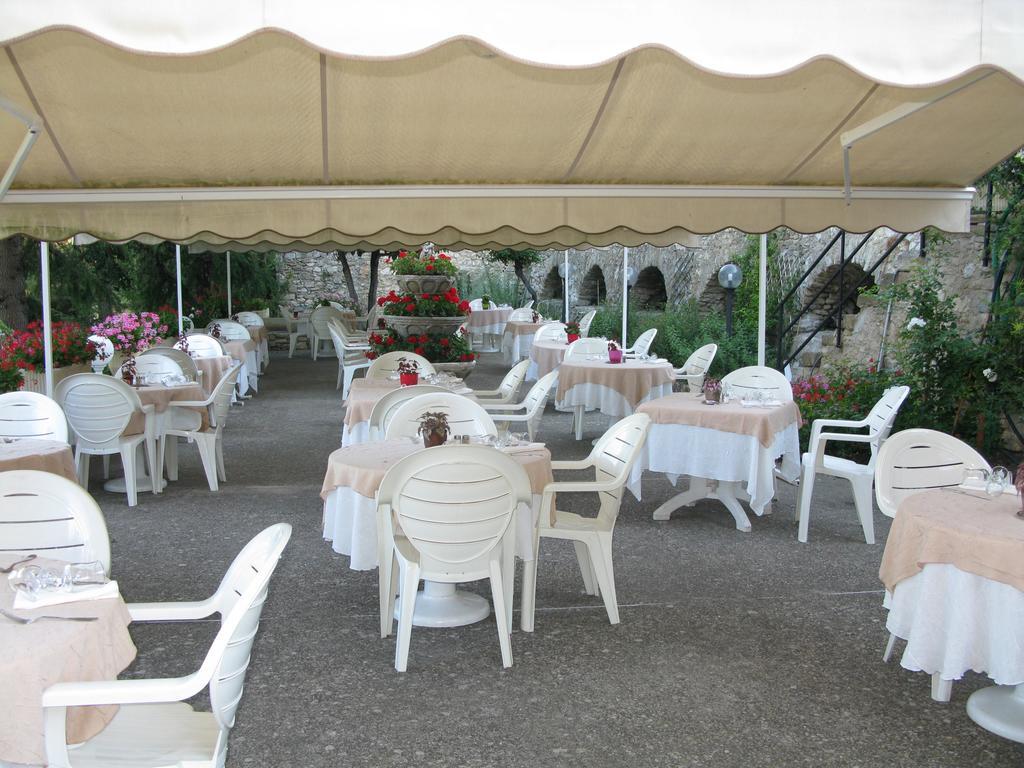 Logis Hotel Restaurant Les Geraniums Le Barroux Exterior photo